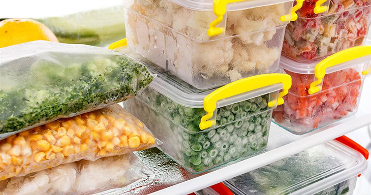 Phân loại, bọc kín thực phẩm để thực phẩm không bị nhiễm khuẩn chéo và tủ không xuất hiện mùi hôi